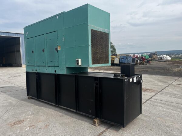 _125 kW Cummins/Onan Generator, with Sound Attenuated Enclosure and Base Fuel Tank, QSL9 Cummins Engine, Year - 2006, 419 Hours, US EPA Tier 3 Pre Emission Engine - Image 4
