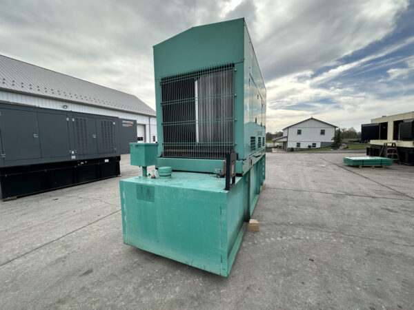 _500 kW Cummins/Onan Gen Set, with Enclosure and Base Fuel Tank, Year - 2008, 59 Hours, US EPA Tier 2 Pre Emissions - Image 3