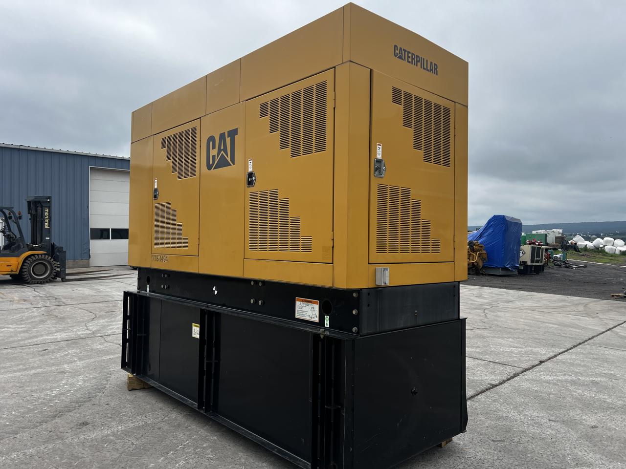 _350 kW CAT Generator, with Enclosure and Base Fuel Tank 3406 C Diesel Engine, Year - 2002, 552 Hours - Image 6
