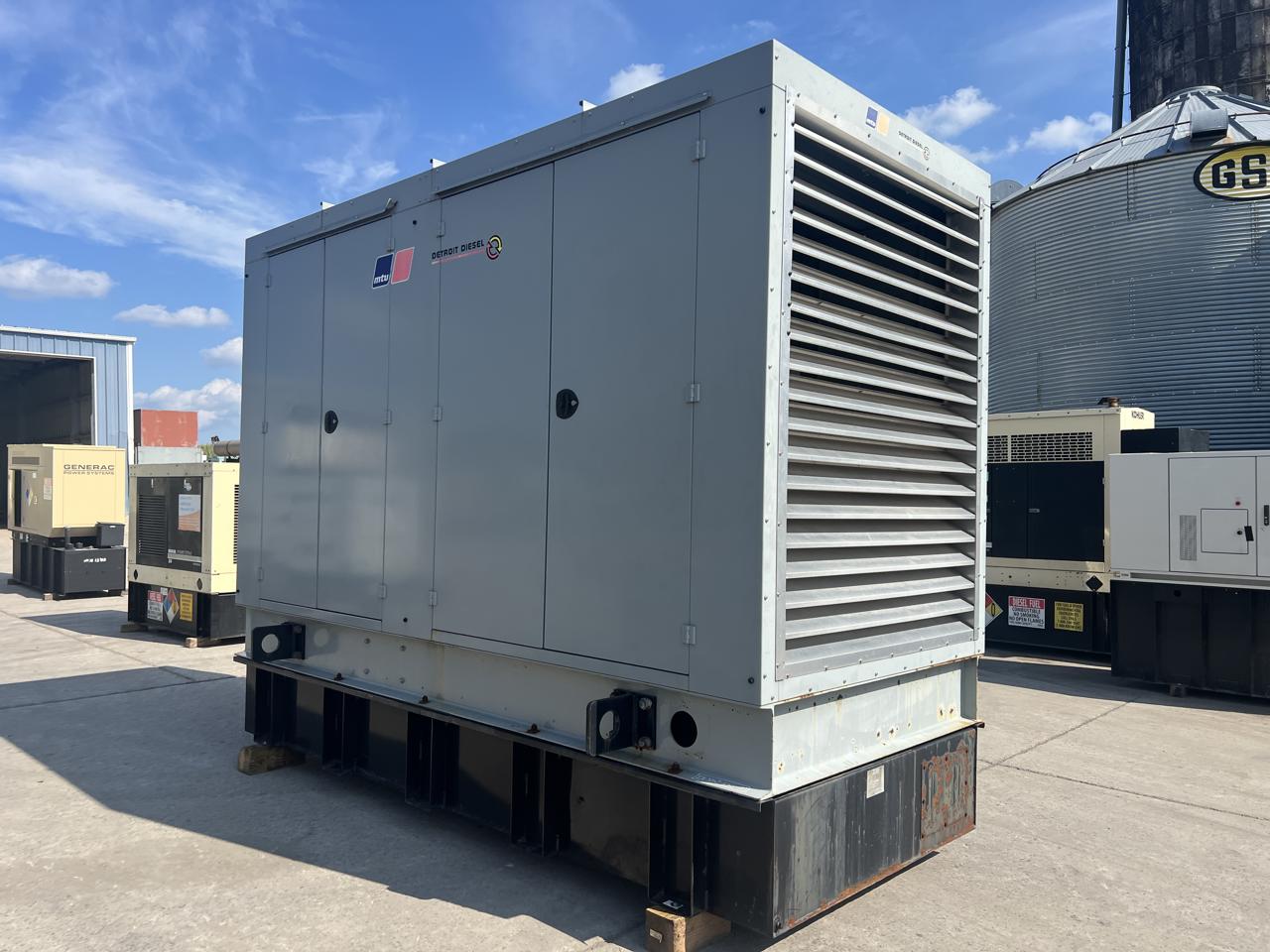 _350 kW MTU Generator, 14 Liter Series 60 Detroit Diesel Engine, with Enclosure and Base Fuel Tank, Year - 2008, 706 Hours, US EPA Tier 3 - Image 4