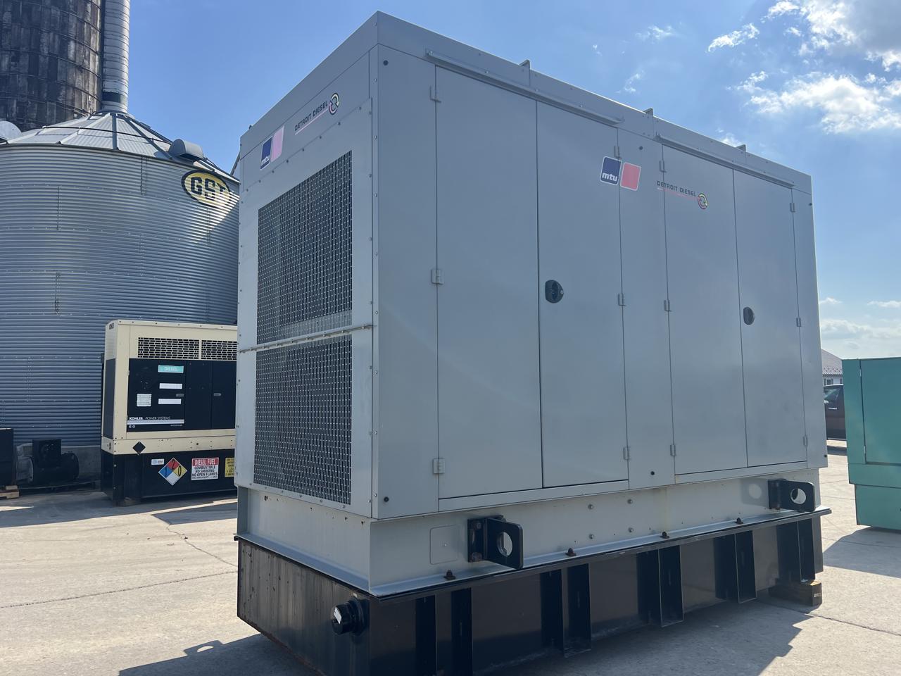 _350 kW MTU Generator, 14 Liter Series 60 Detroit Diesel Engine, with Enclosure and Base Fuel Tank, Year - 2008, 706 Hours, US EPA Tier 3 - Image 5