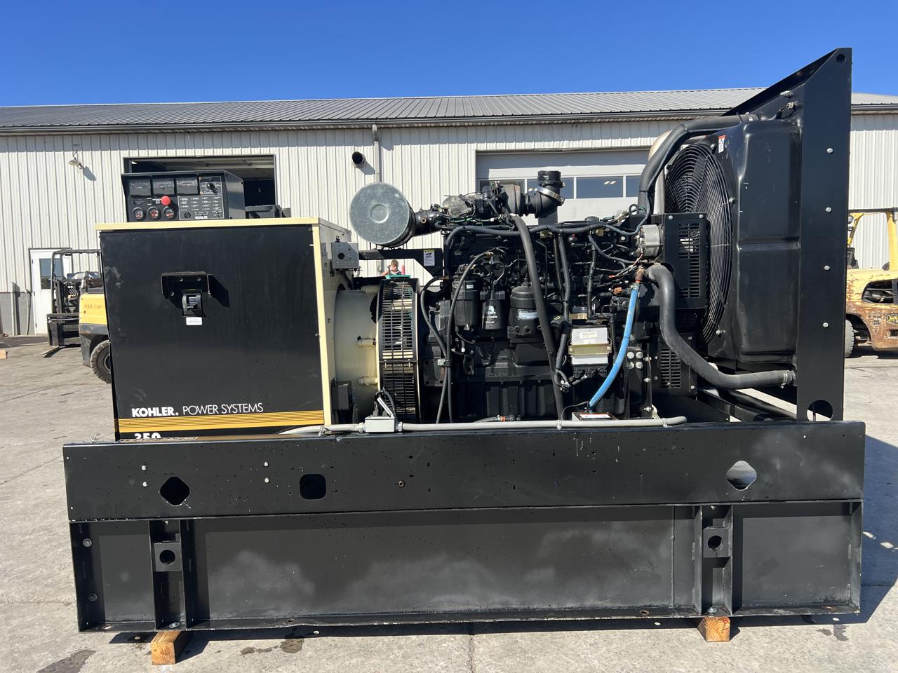 _250 kW Kohler Generator, with Base Fuel Tank, 9.0 Liter John Deere Engine, Year - 2009, 15 Hours, US EPA Tier 3, Pre Emission Engine