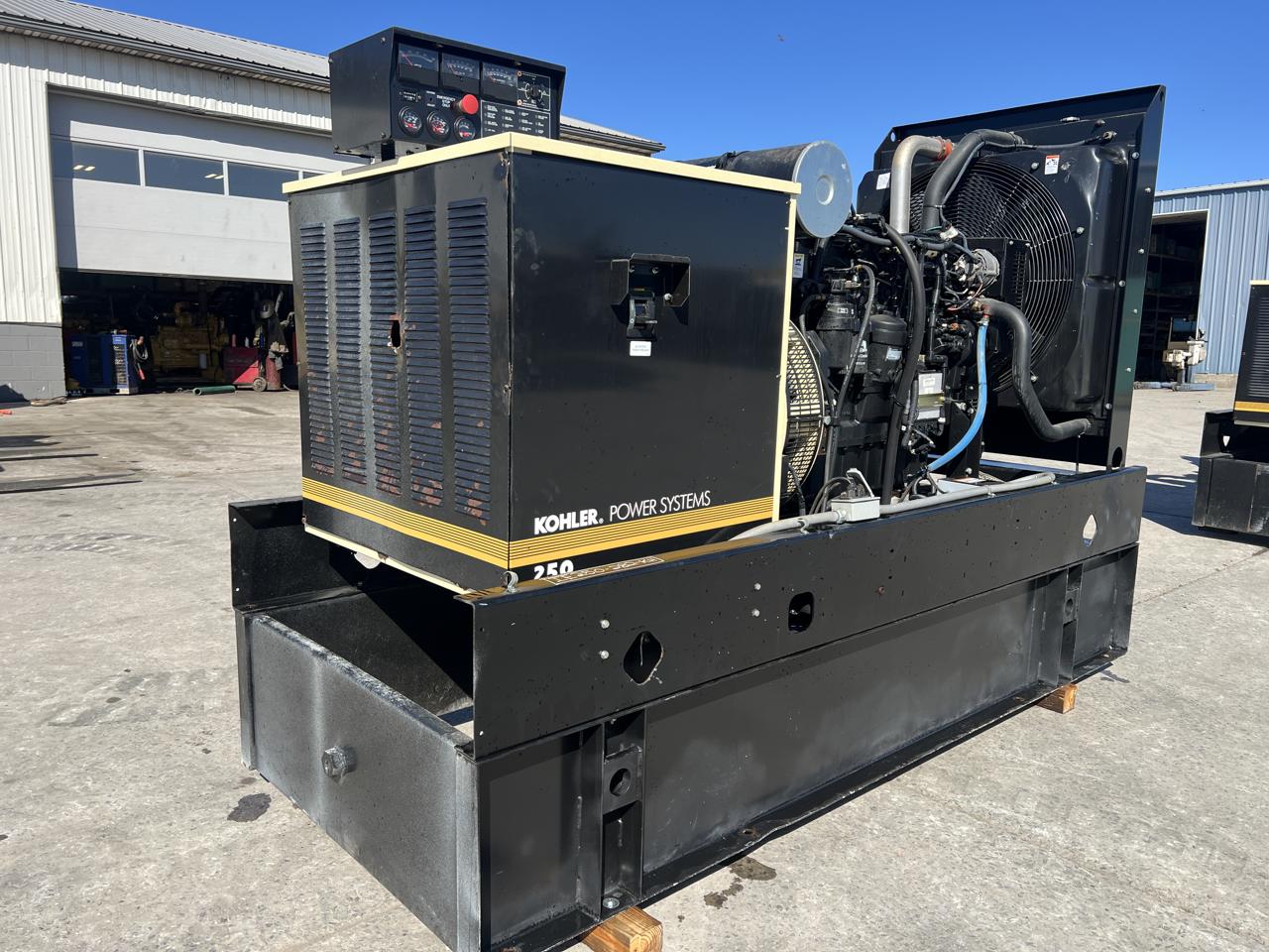 _250 kW Kohler Generator, with Base Fuel Tank, 9.0 Liter John Deere Engine, Year - 2009, 15 Hours, US EPA Tier 3, Pre Emission Engine - Image 3