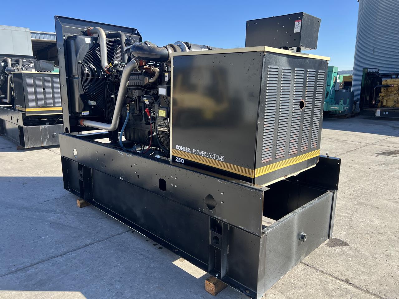 _250 kW Kohler Generator, with Base Fuel Tank, 9.0 Liter John Deere Engine, Year - 2009, 15 Hours, US EPA Tier 3, Pre Emission Engine - Image 4