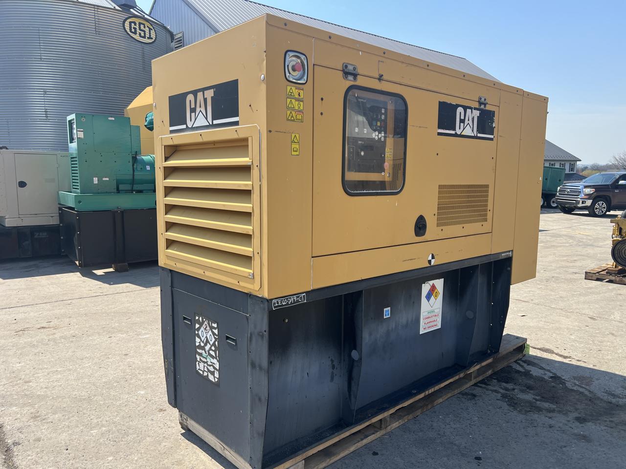 __60 kW CAT Gen Set, with Sound Attenuated Enclosure and Base Fuel Tank, C4.4 Cat Diesel Engine, EMCP 3.2 Controls, Year - 2006 - Image 6